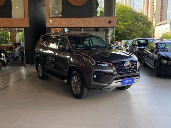 TOYOTA HILUX SW4 2.8 D-4D TURBO DIESEL SRX 4X4 AUTOMÁTICO